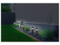 Quatre lampadaires noirs au design moderne dans un jardin.