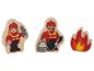 Figurines en bois de pompiers avec un tuyau, une lampe de poche et une flamme.