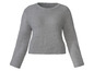 Un pull gris à manches longues.