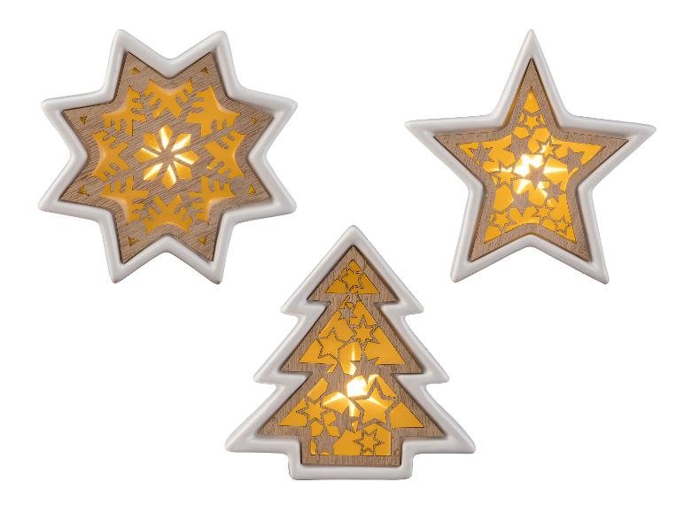 Décorations de Noël lumineuses en forme d'étoiles et de sapin, avec motifs découpés.