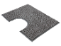 Un tapis de bain gris avec une découpe pour les toilettes.