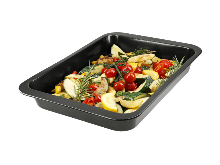 Légumes rôtis dans un plat à four noir.