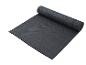 Un tapis de yoga noir à imprimé léopard.