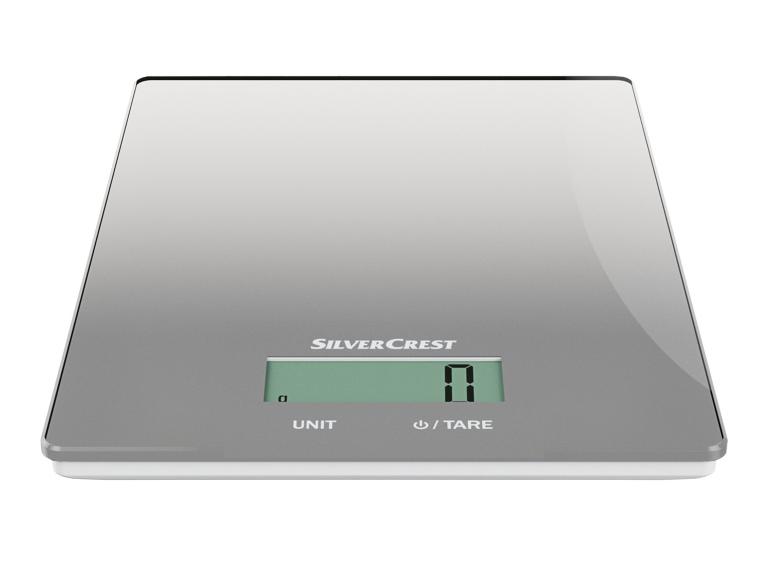 Une balance de cuisine numérique argentée SilverCrest.