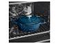 Cocotte en fonte émaillée bleue dans un four