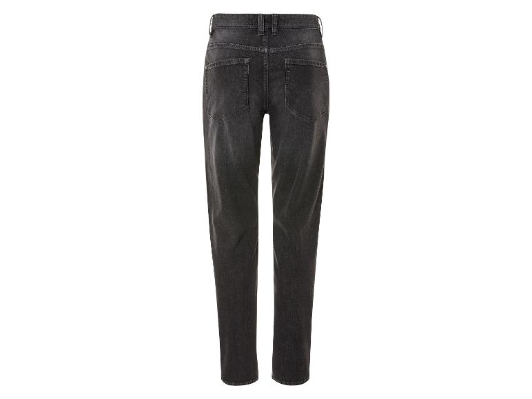 Un jean noir à coupe droite.