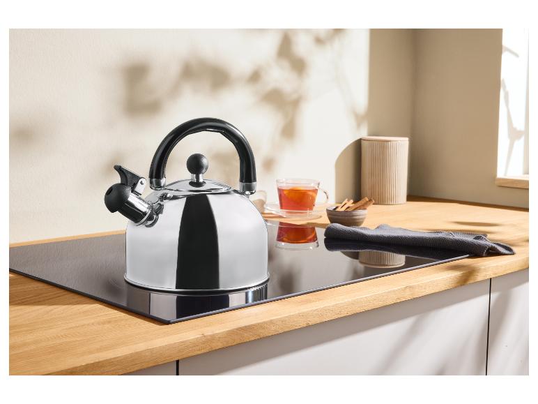 Bouilloire siffleuse chromée dans une cuisine moderne avec thé et cannelle