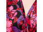 Gros plan sur un chemisier noir à imprimé floral rose et rouge.