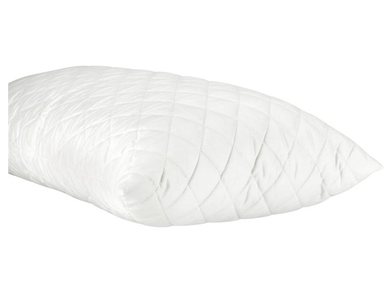 Un oreiller blanc matelassé.