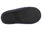 Semelles de chaussons en tissu foncé avec des points en relief.