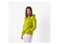 Femme en sweat à capuche vert lime et pantalon blanc