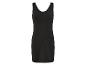 Robe noire moulante, style minimaliste.