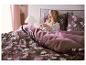 Parure de lit LIVARNO en satin de microfibre à motif floral dans une chambre chaleureuse.