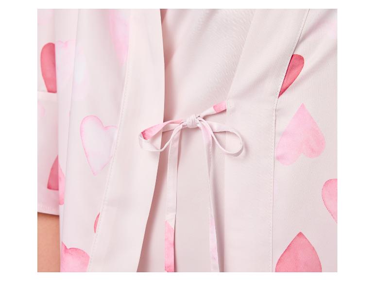 Robe de chambre en satin rose avec motif cœurs et nœud à la taille.