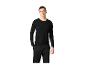 Homme en t-shirt noir à manches longues et pantalon de survêtement noir.