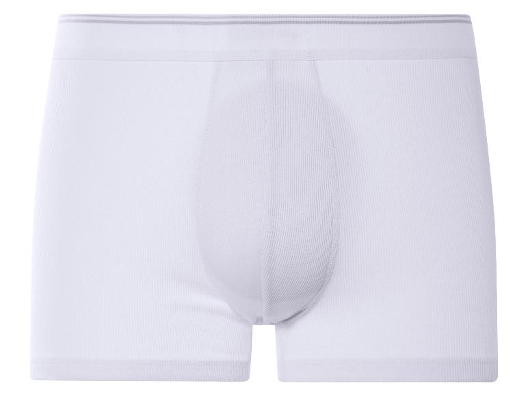 Boxers blancs en côtes, style simple et confortable.
