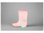 Bottes de pluie roses avec un motif papillon et des lumières.