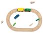 Train jouet en bois avec circuit ovale et blocs colorés.