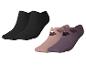 Deux paires de socquettes invisibles: noires et style ballerine avec des lanières croisées beiges et violettes.