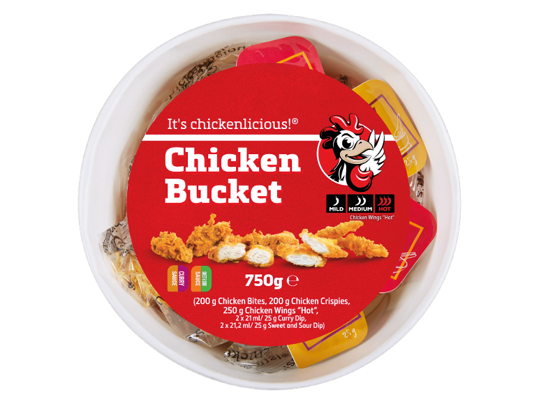 Seau de poulet avec morceaux, croustillants et ailes, accompagnés de sauces curry et aigre-douce.