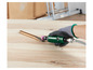 Une main utilisant un outil pneumatique pour poncer une surface en bois.