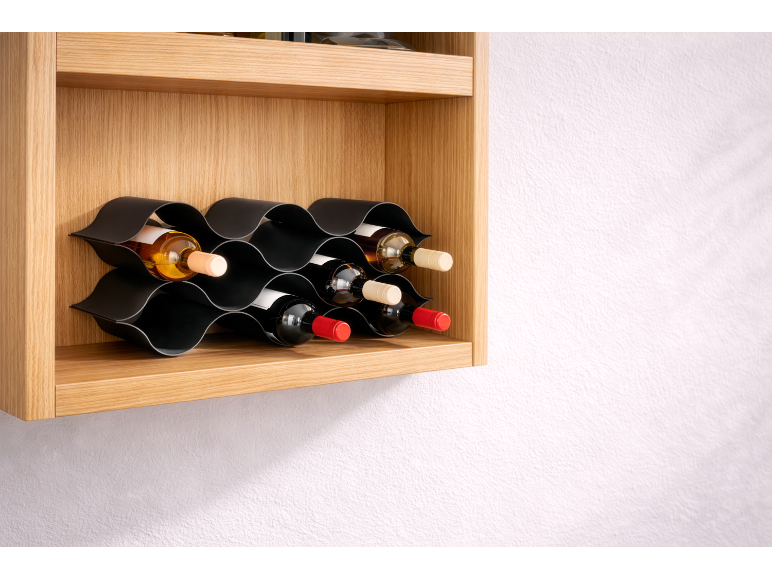 Étagère en bois avec un casier à vin ondulé noir contenant six bouteilles.