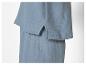 Un haut et un pantalon de pyjama bleu clair tissés.