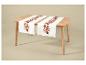 Deux chemins de table blancs à motifs de feuilles d'automne sur une table en bois.
