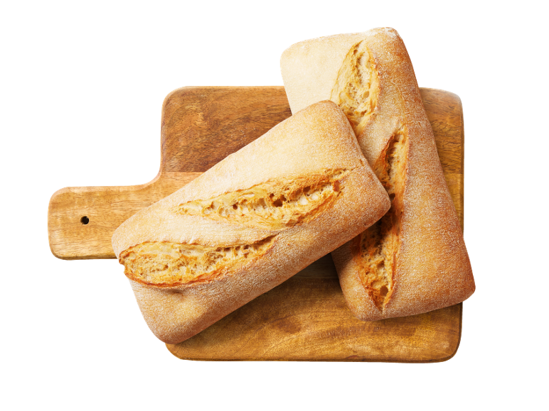 Deux baguettes ciabatta fraîches sur une planche à découper en bois.