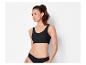 Femme en brassière de sport noire et culotte, regardant sur le côté.