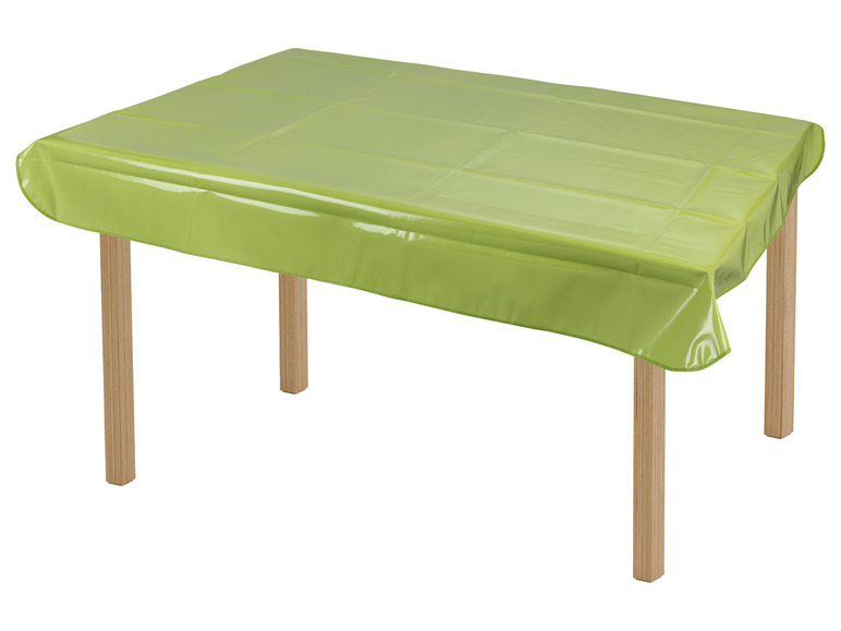 Une nappe en plastique verte sur une table en bois.