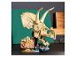 Un modèle LEGO Jurassic Park d'un crâne de Triceratops avec une figurine.