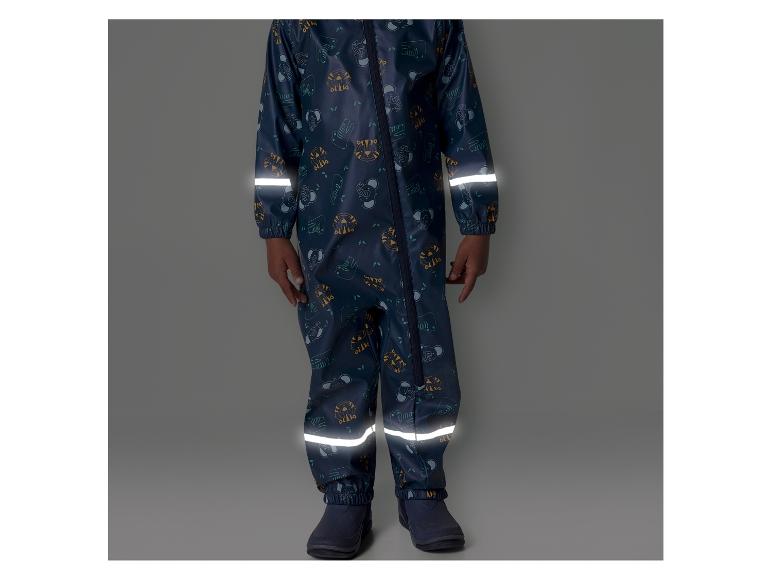 Une combinaison imperméable bleue avec des bandes réfléchissantes et un motif animalier.