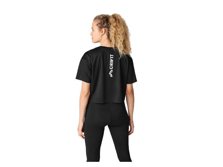 Femme de dos en t-shirt de sport noir avec texte et leggings noirs.