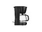 Cafetière filtre noire avec verseuse en verre sur fond blanc.