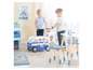 Des enfants jouent avec une voiture de jouet Paw Patrol, une table et des chaises