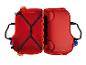 Une valise rouge ouverte avec des sangles noires.
