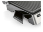 Un grill noir avec un bac à graisse amovible