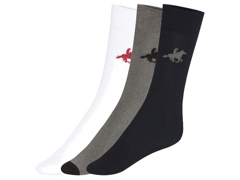Trois paires de chaussettes avec un logo de cavalier.