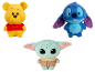 Trois peluches : un ours jaune en t-shirt rouge, un alien bleu et une créature verte.