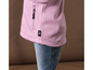 Une veste softshell rose avec un logo d'arbre