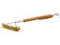 Brosse de barbecue avec un long manche en bois et des poils en laiton.