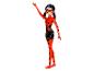 Une poupée Ladybug, vêtue de son costume de super-héroïne rouge et noir.