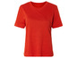 Un t-shirt orange à manches courtes.