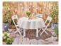 Table ronde, chaises pliantes blanches, nappe beige pour extérieur.