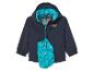 Une veste de pluie bleue avec capuche pour enfant avec l'impression 'Wild Wood Adventure' et un sac de rangement assorti.
