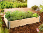 Une jardinière en bois avec des herbes, des légumes et des baies.