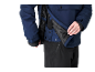 Homme en veste d'hiver bleue avec doublure amovible et pantalon noir.