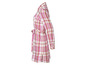 Une robe à carreaux rose à manches longues