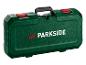 Mallette à outils verte Parkside avec poignée noire et fermoirs rouges.